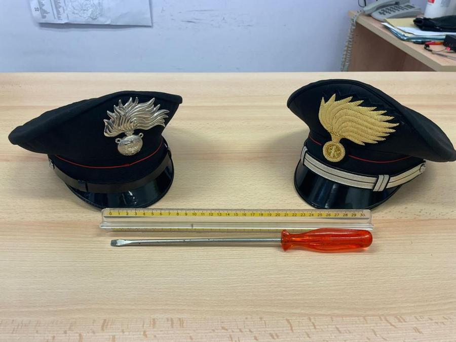 Piomba ubriaco a casa del vicino e lo minaccia col cacciavite, arrestato