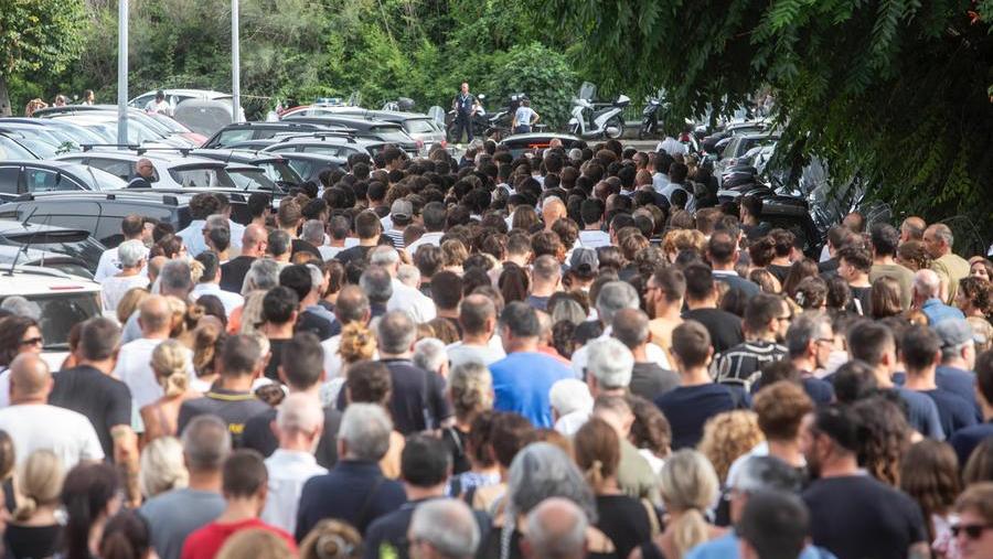 La folla per l'ultimo saluto a Lorenzo Filippi (Foto Daniele Stefanini/Silvi)