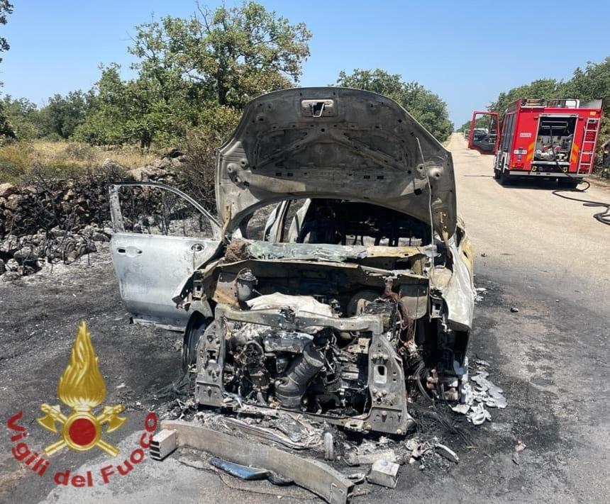 Auto in fiamme sulla provinciale per Ozieri