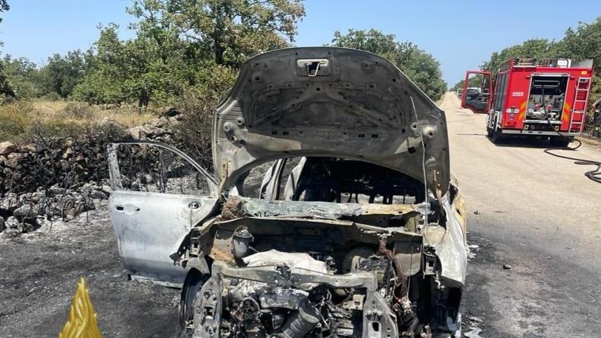Auto in fiamme sulla provinciale per Ozieri