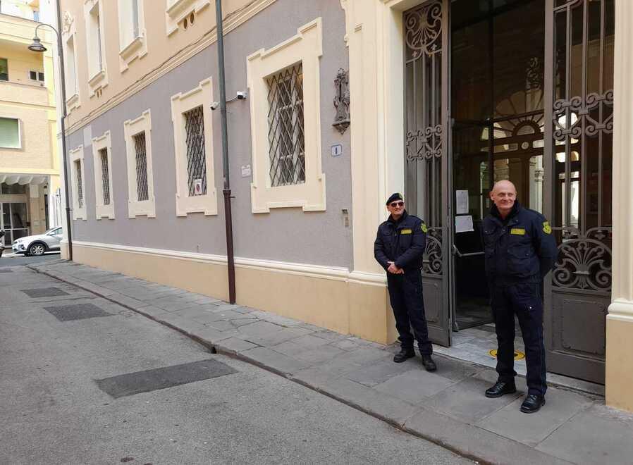 Due guardie giurate all'ingresso del tribunale