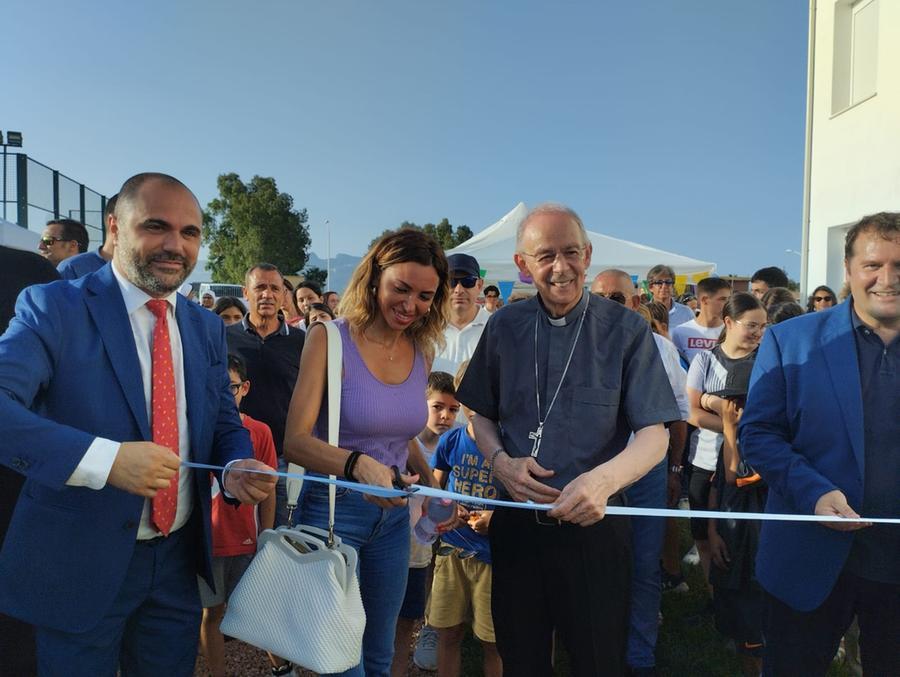 
	Il taglio del nastro con il vescovo Antonello Mura e l'assessore regionale Aldo Salaris

