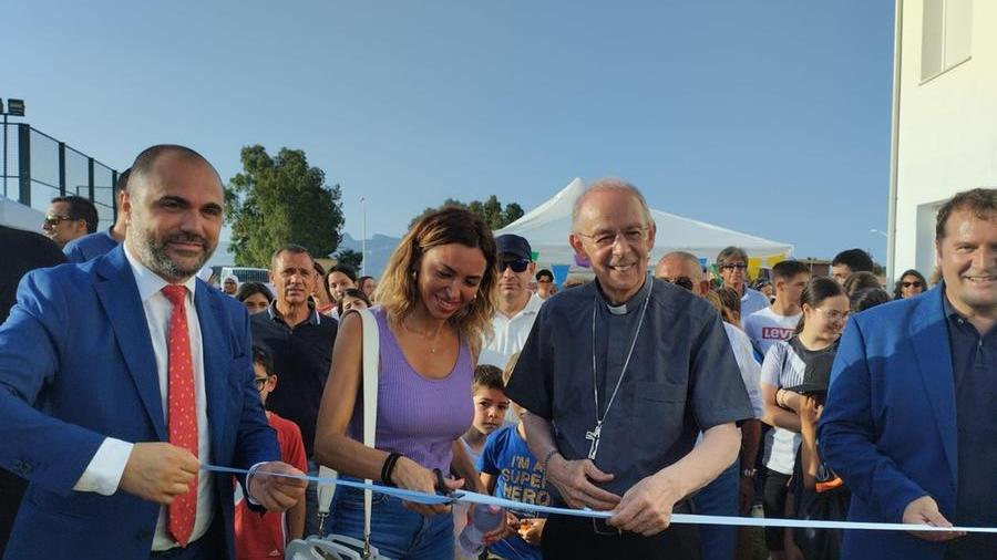 Il taglio del nastro con il vescovo Antonello Mura e l'assessore regionale Aldo Salaris