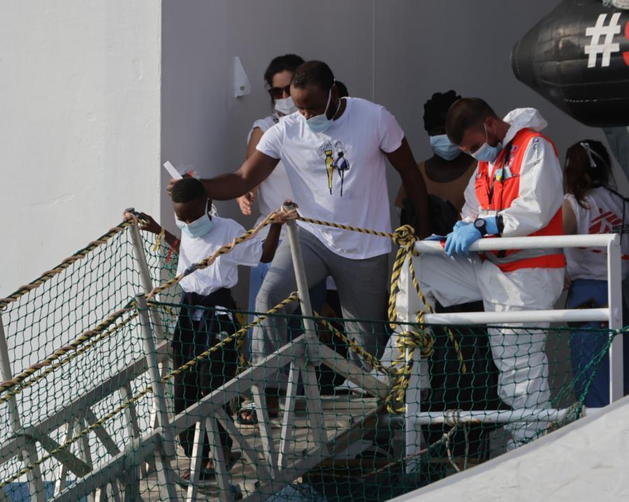 Migranti, sbarcati i 203 dalla Geo Barents a Marina di Carrara – Video