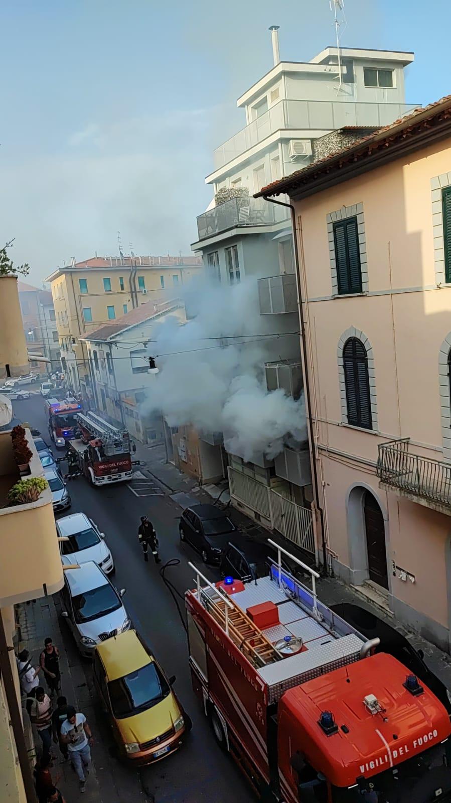 
	Il fumo dall'appartamento in via della Spina a Pisa dove si &egrave; sviluppato l'incendio

