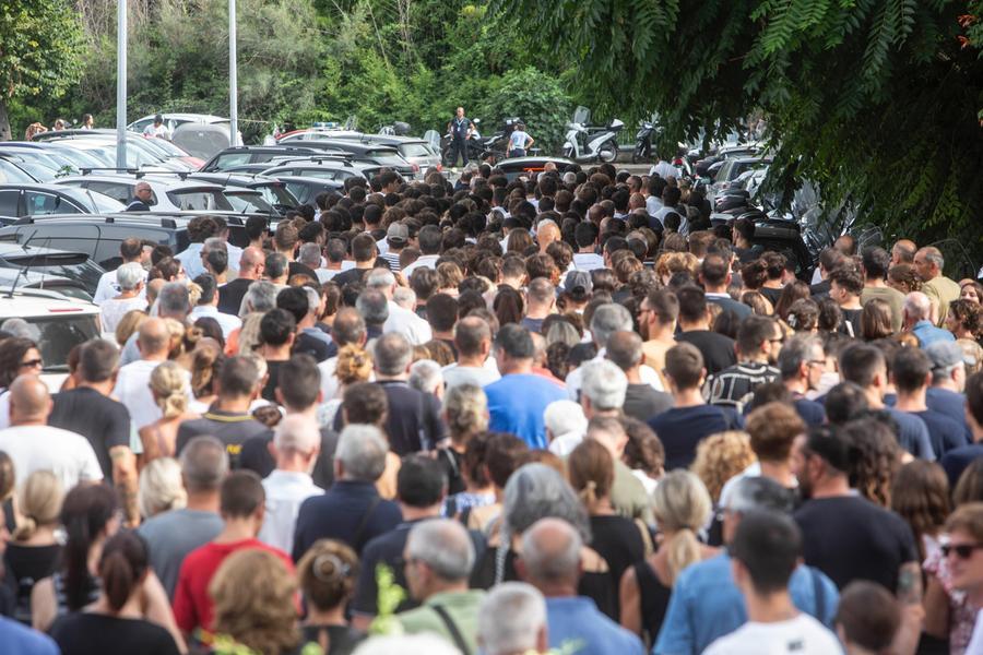 
	La folla per l'ultimo saluto a Lorenzo Filippi (Foto Daniele Stefanini/Silvi)

