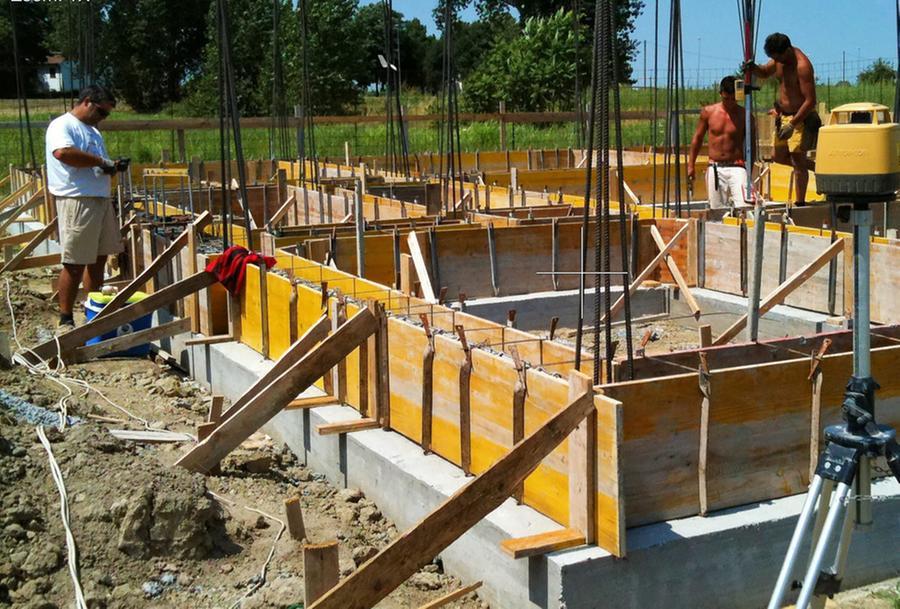 Ferrara, in cantiere si comincia all’alba: «Così battiamo la canicola»