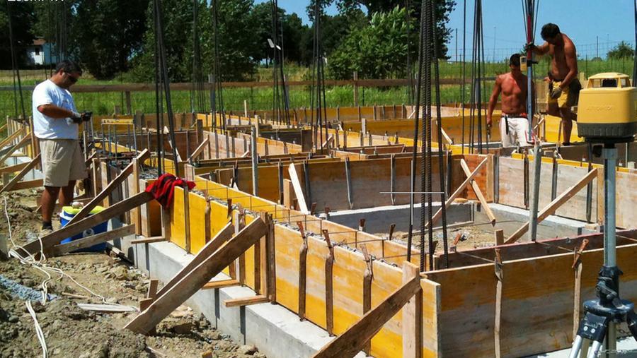 Ferrara, in cantiere si comincia all’alba: «Così battiamo la canicola»