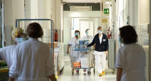 Careggi, un infermiere e venti pazienti: «Più personale o meno servizi»