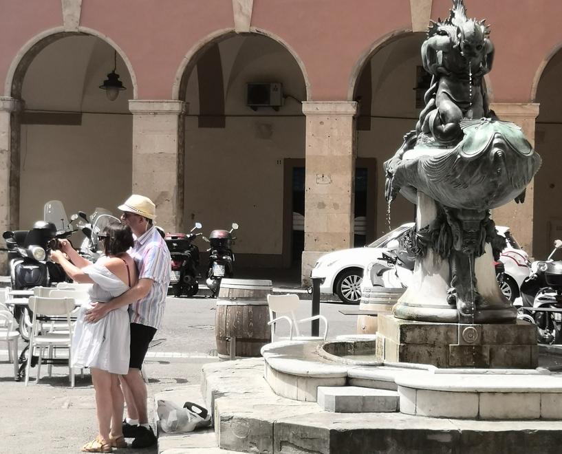 Livorno, la nuova vita delle Fontane del Tacca dopo il lungo restauro: acqua, selfie e tanta curiosità