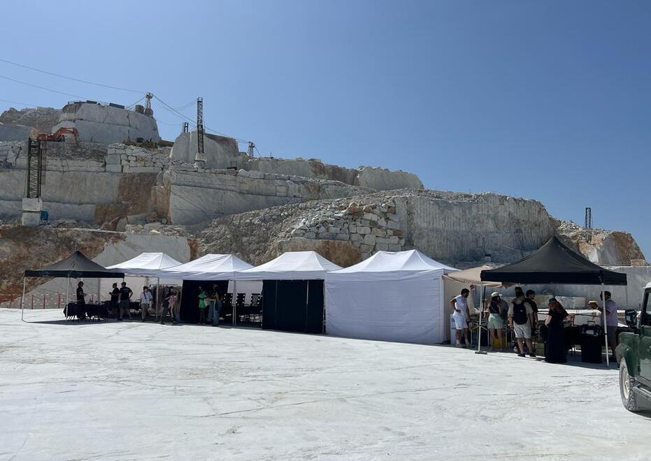 Apple, super spot alle cave di Carrara