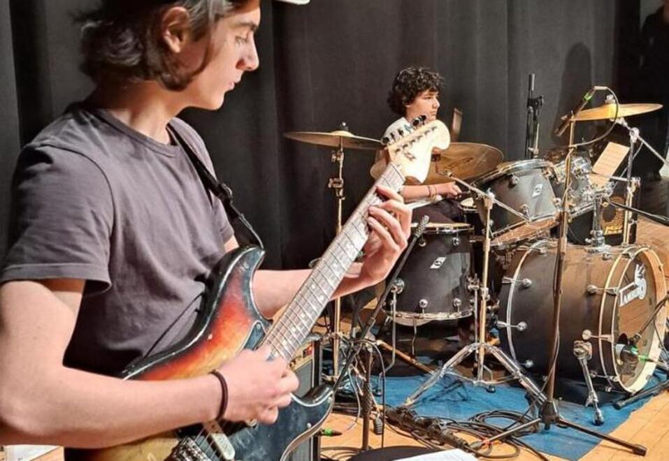 Nel soggiorno della sua nuova casa all’Ardenza scopre la chitarra del duo Jonathan e Michelle