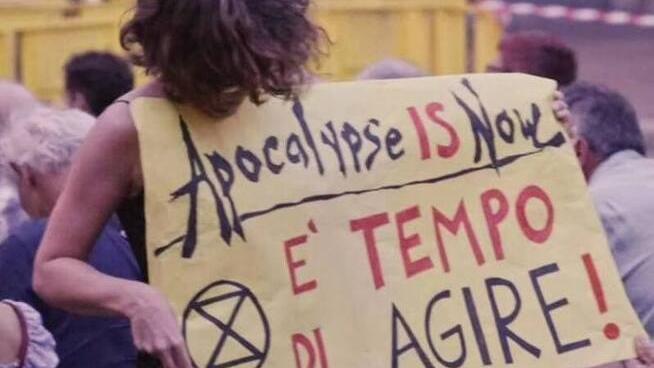 Reggio Emilia, blitz degli ambientalisti al “Cinema sotto le stelle”