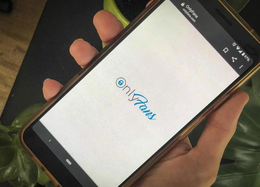 Gli clonano la carta di credito e spendono 6mila euro su OnlyFans: 63enne modenese risarcito