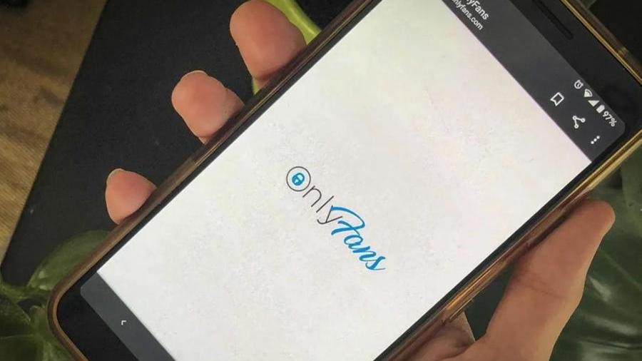 Gli clonano la carta di credito e spendono 6mila euro su OnlyFans: 63enne modenese risarcito