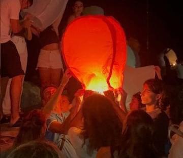 Livorno, al moletto di Antignano lanterne e cori per ricordare Lorenzo Filippi – Video