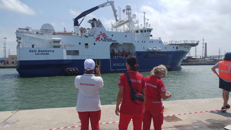 
	Gli operatori della Croce Rossa al molo 22

