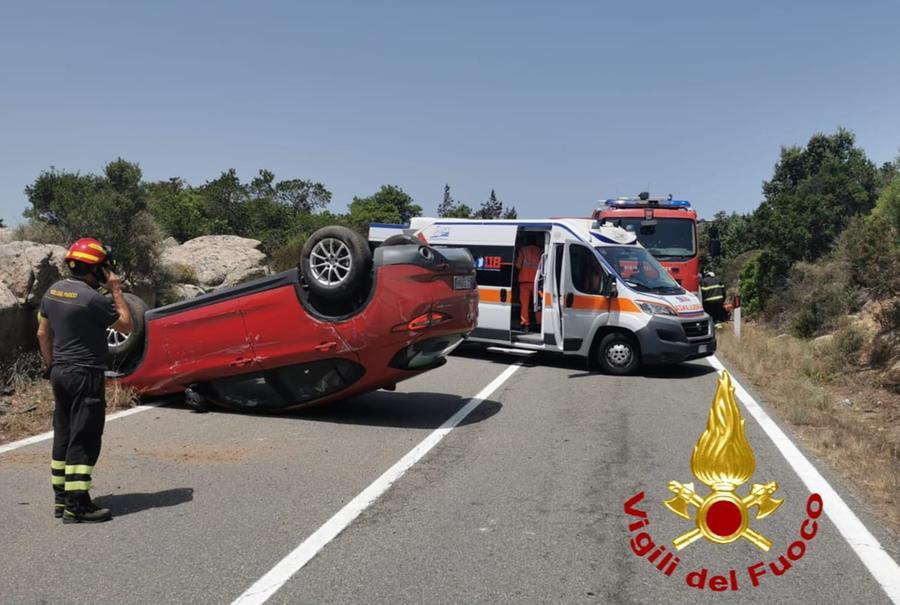 Arzachena, l’auto finisce a ruote per aria sulla strada per Abbiadori: una persona ferita