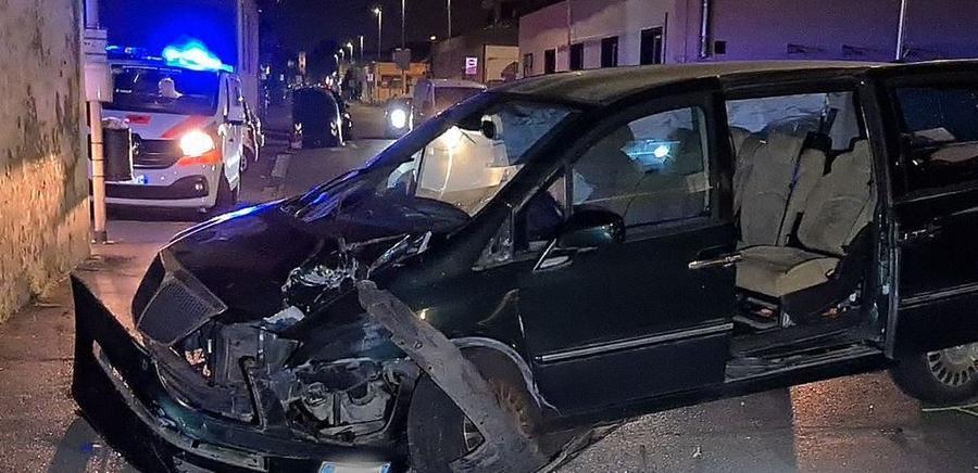 Prato, ubriaco al volante abbatte il palo della fermata del bus