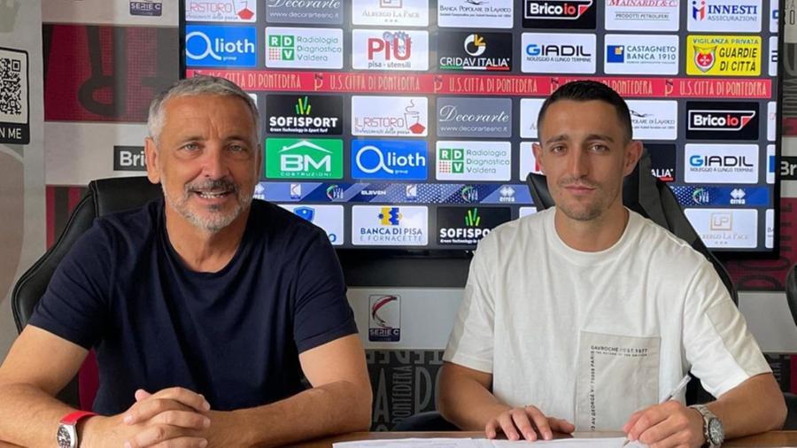 Il direttore sportivo del Pontedera Moreno Zocchi insieme a Giacomo Benedetti al momento della firma per il rinnovo di contratto del trequartista 