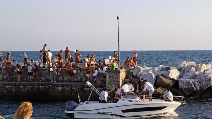 Livorno, disperse nel mare di Antignano le ceneri di Lorenzo Filippi – Video