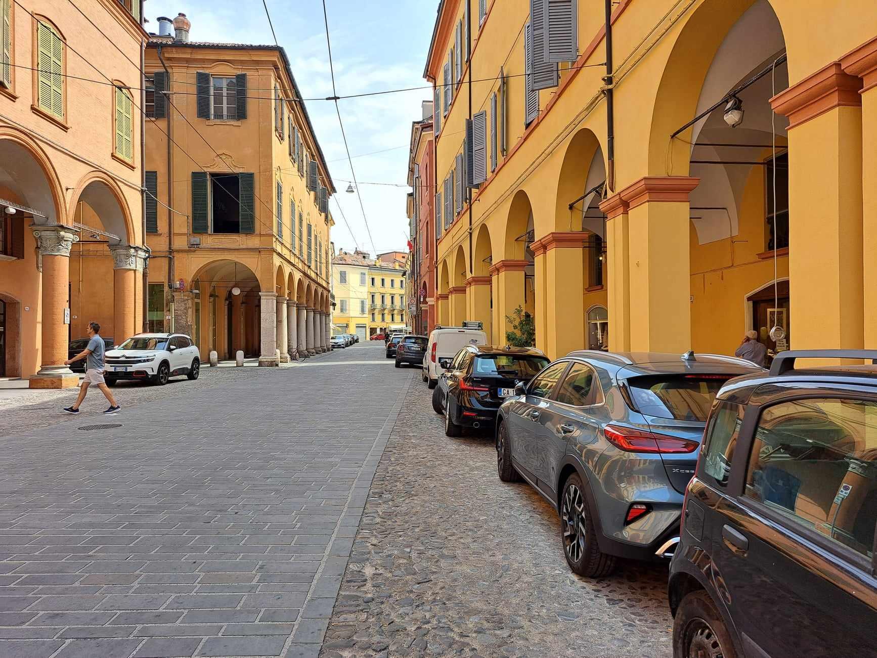Modena. Viaggio in Canalchiaro tra auto in sosta, cantieri e negozi invisibili