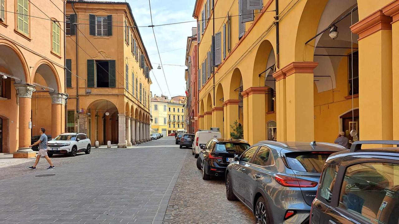 Modena. Viaggio in Canalchiaro tra auto in sosta, cantieri e negozi invisibili