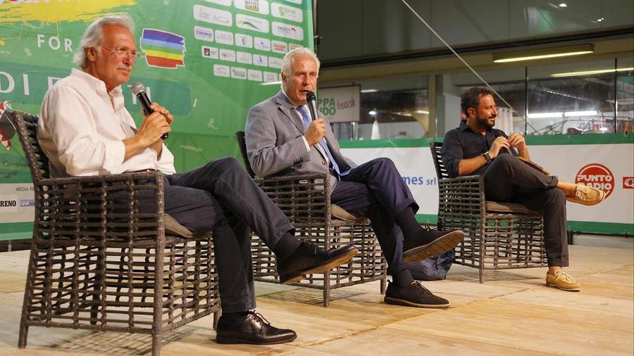 Da sinistra il giornalista Massimo Marini, il presidente della Regione Eugenio Giani e il direttore de Il Tirreno, Luciano Tancredi, sul palco di Eliopoli a Calambrone (Foto di Fabio Muzzi)