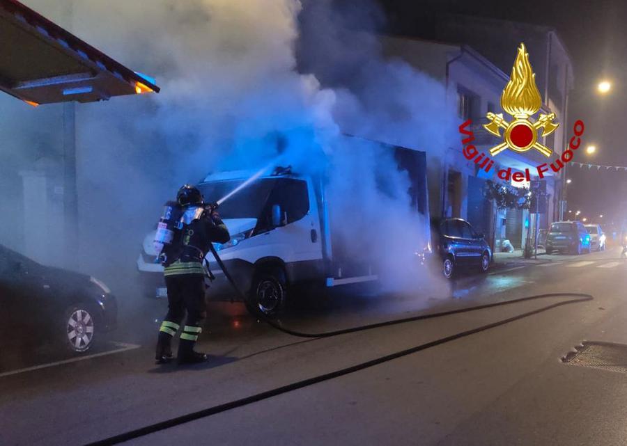 Attentato incendiario nella notte a Siniscola, in fiamme un furgone