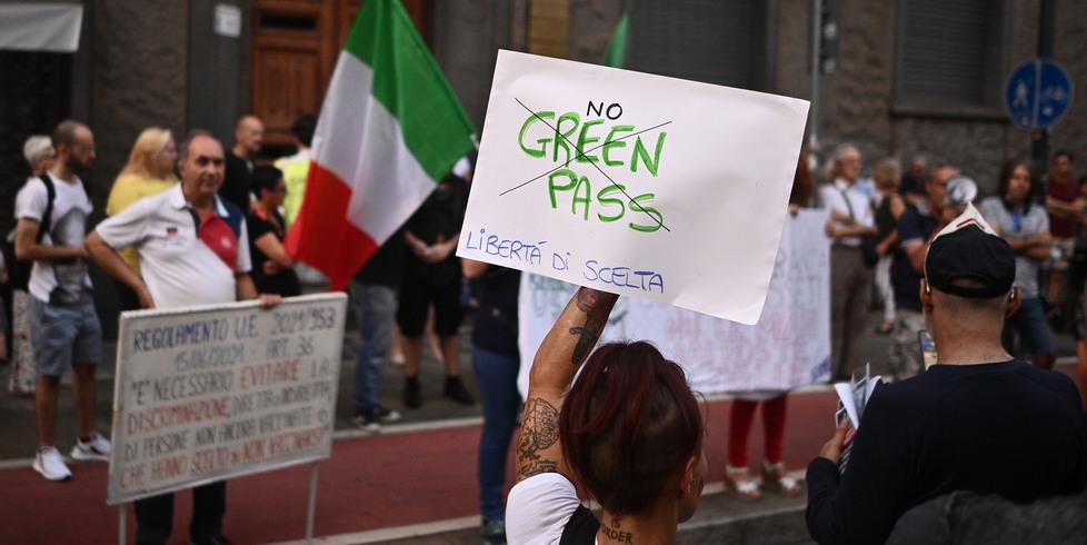 Ferrara. Inchiesta falsi vaccini e green pass, i “No vax” in fila per chiudere&nbsp;<br type="_moz" />
