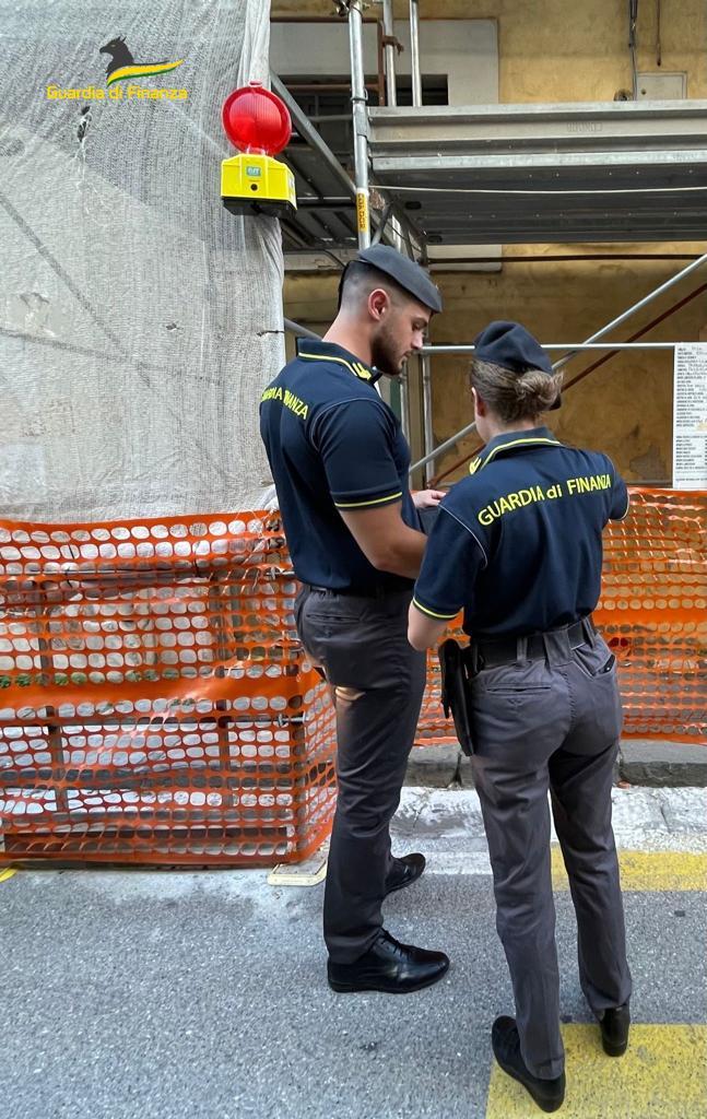 Finanzieri durante i controlli in un cantiere