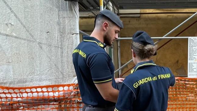 Finanzieri durante i controlli in un cantiere