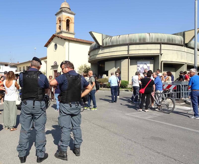 Una manifestazione con controlli delle forze dell’ordine davanti alla parrocchia di Vicofaro (foto Gori)