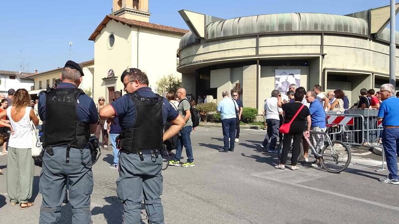 Una manifestazione con controlli delle forze dell’ordine davanti alla parrocchia di Vicofaro (foto Gori)
