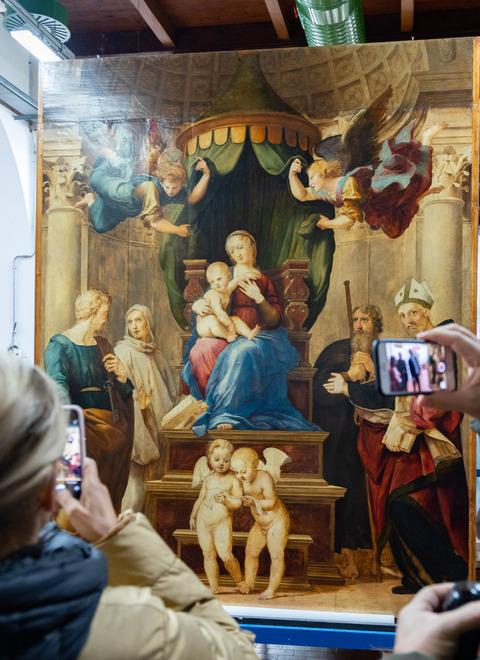 Nella foto di Nucci l’opera di Raffaello in Cattedrale a Pescia
