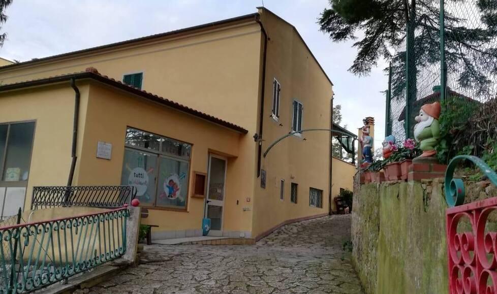 L’ingresso dell’asilo “Il Poggetto” di Porto Azzurro