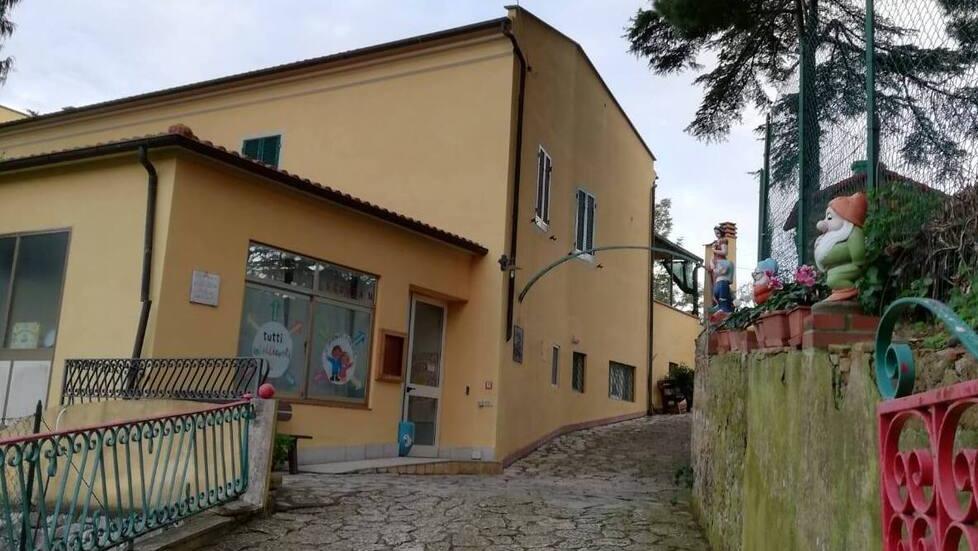 L’ingresso dell’asilo “Il Poggetto” di Porto Azzurro