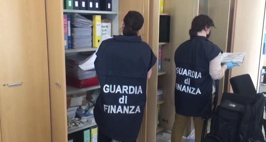 Finanzieri impegnati in un’attività d’ispezione in un’azienda (foto d’archivio)
