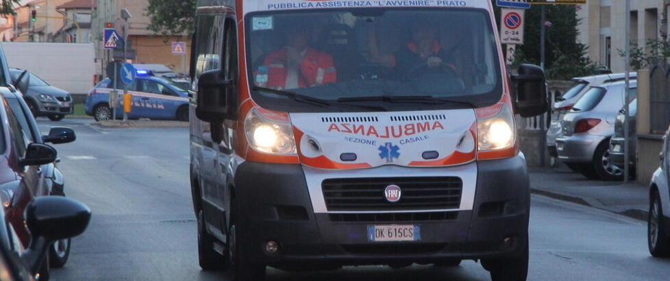 Un’ambulanza ha soccorso la donna aggredita