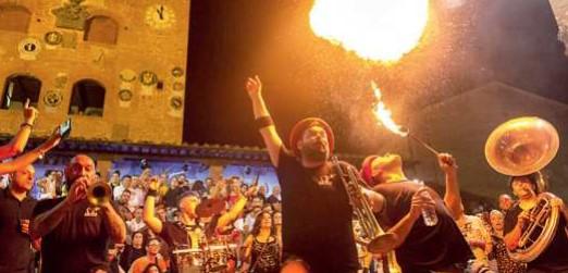 
	Un fermo immagine dei giochi di fuoco a Mercantia

