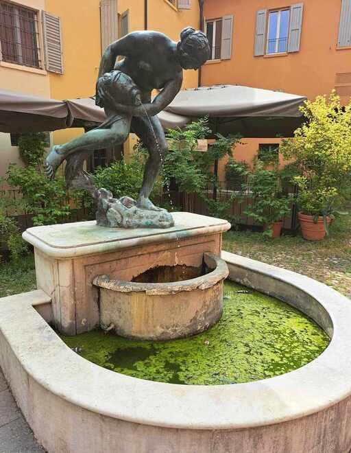 Modena, in San Giacomo si procede: ma l’acqua della fontana è verde 