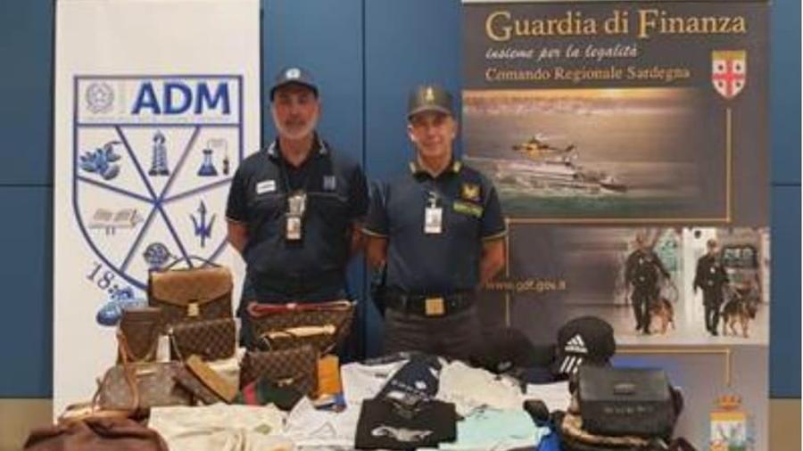 Sbarcano con decine di accessori di grandi marche contraffatti, il sequestro a Elmas