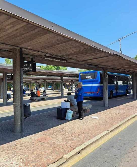 Modena, altro accoltellato in stazione: gli autisti: «Adesso basta» 