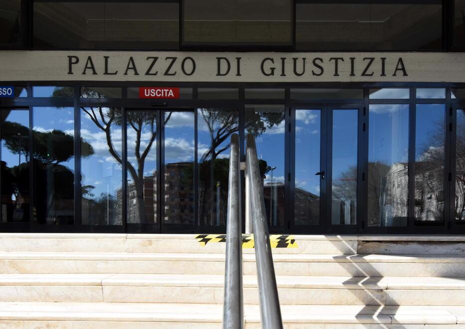 Grosseto, maltrattò la moglie davanti alle figlie: condannato a cinque anni e mezzo