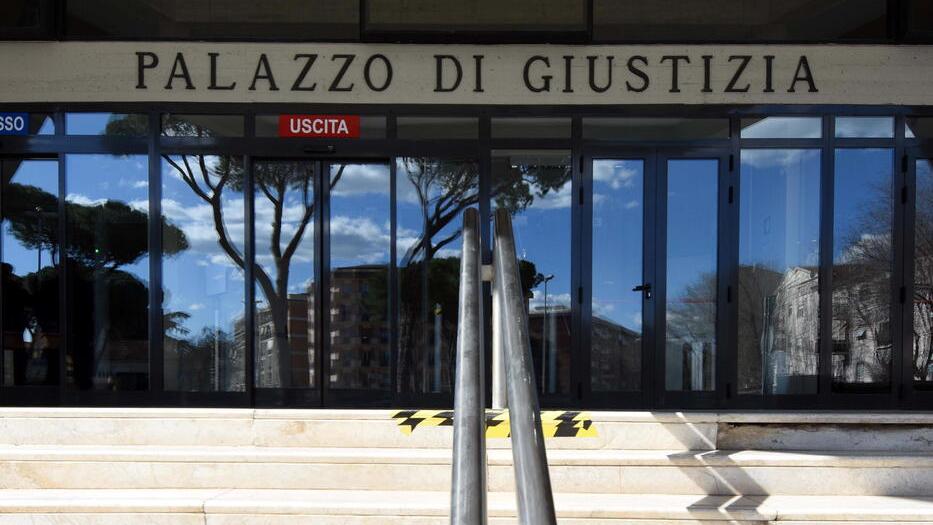 Grosseto, maltrattò la moglie davanti alle figlie: condannato a cinque anni e mezzo