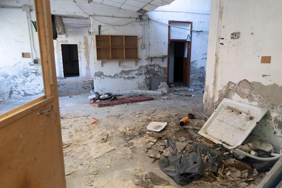 Modena, blitz all’alba nella casa occupata: ventenne pestato mentre dorme