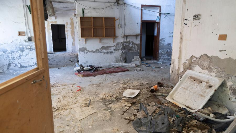 Modena, blitz all’alba nella casa occupata: ventenne pestato mentre dorme