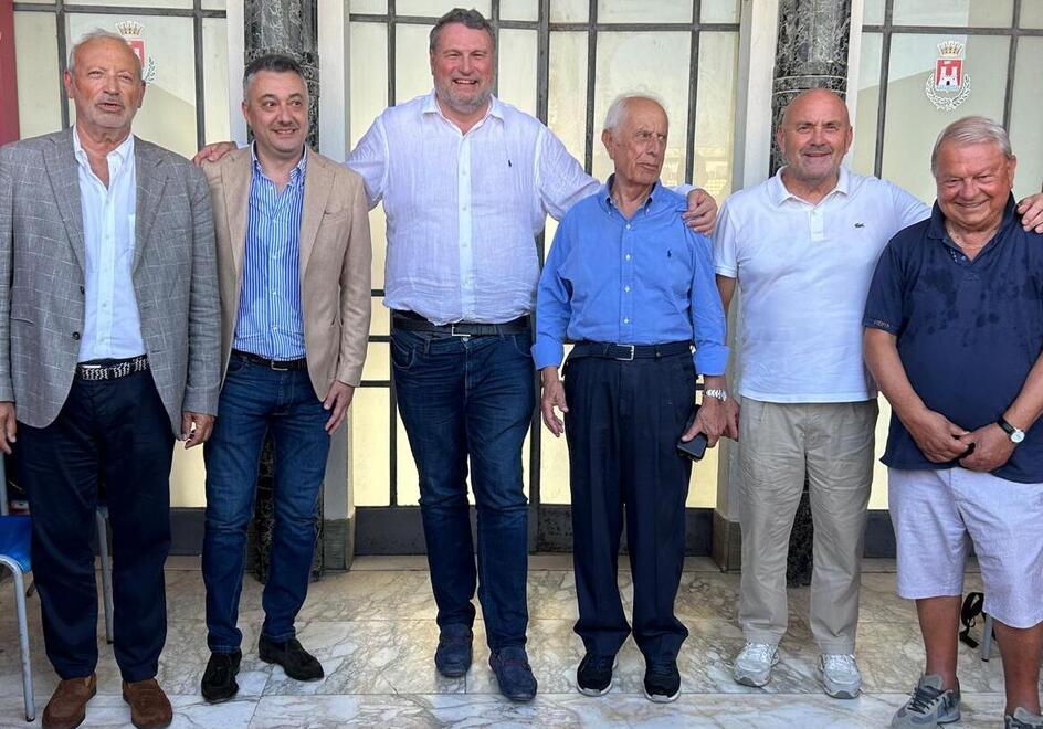 La dirigenza del Livorno In mezzo Esciua. Da destra Mosseri, Pinzani, Fernandez Affricano, Favarin e Melani