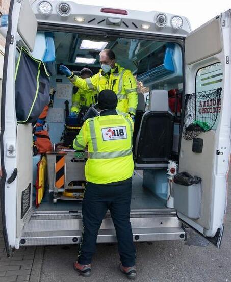 Carpi, ubriaco si schianta con l’auto: offende i sanitari e picchia la polizia 