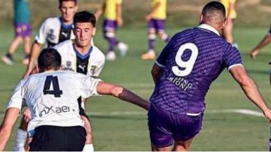 Arthur Cabral in azione sul campo del Viola Park (Foto Acf Fiorentina)